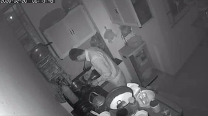 Sợ vợ con thức giấc, ông bố trẻ dậy sớm làm việc nhà trong bóng tối khiến chị em 'thổn thức'